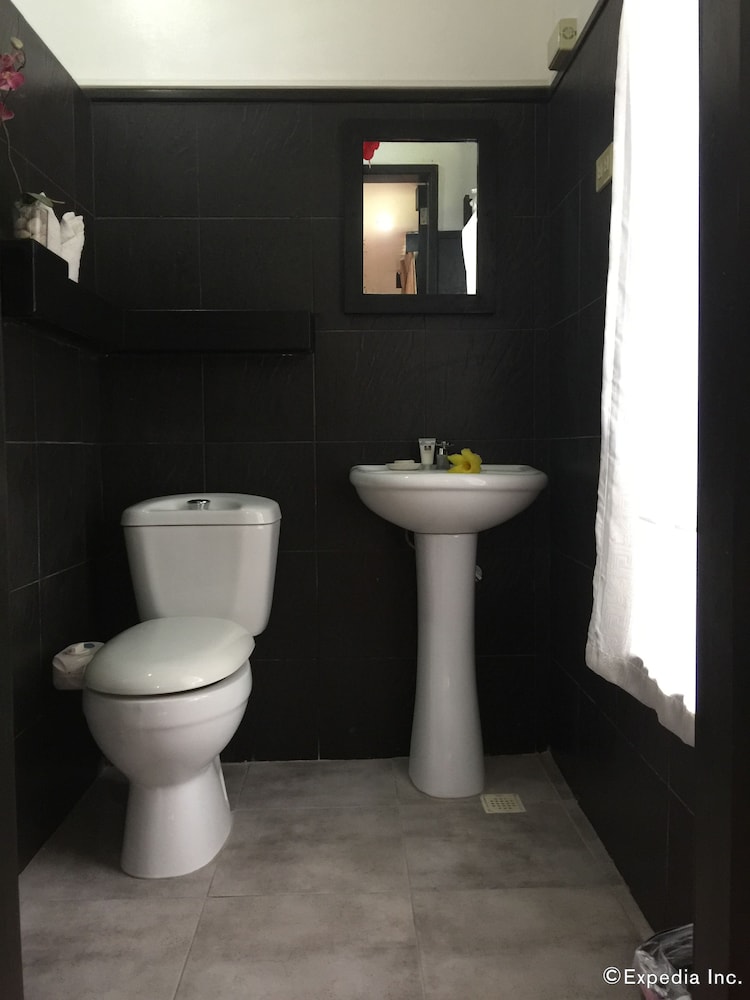 LA PERNELA BEACHFRONT RESORT 7/42
