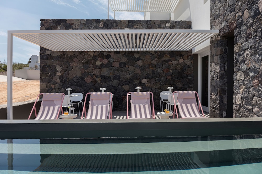NEO SUITES in SANTORINI