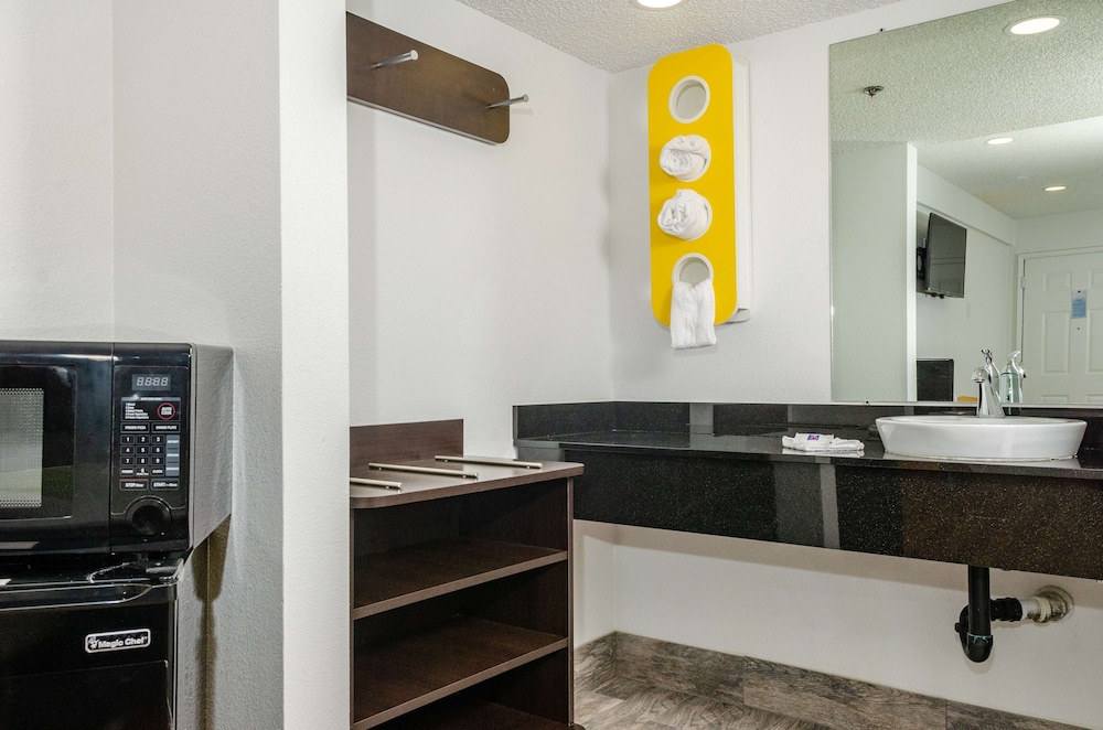 Studio6 Fresno, CA - Extended Stay 37/37