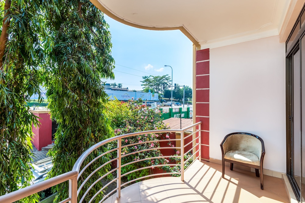 Entebbe Travelle'rs Inn 47/50
