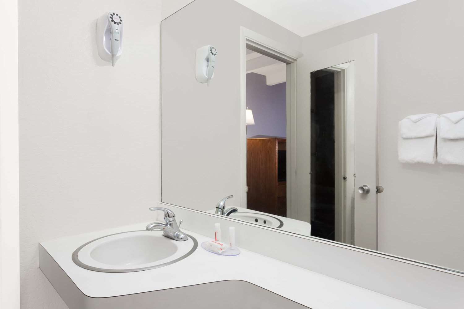 Howard Johnson By Wyndham Vero Beach / Downtown 21/22