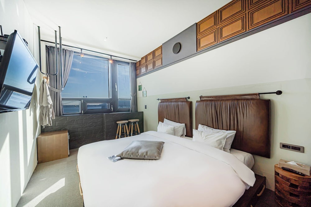 Bridge, Ocean, King Bed، H Avenue 3/10