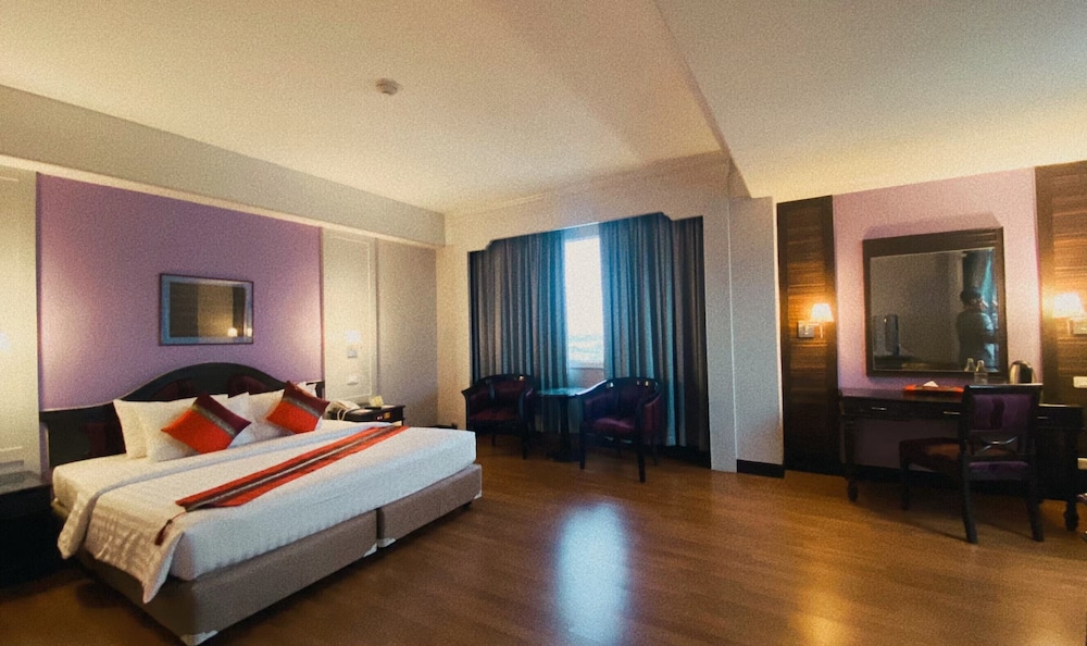 Charoenthani Khonkaen Hotel 12/56