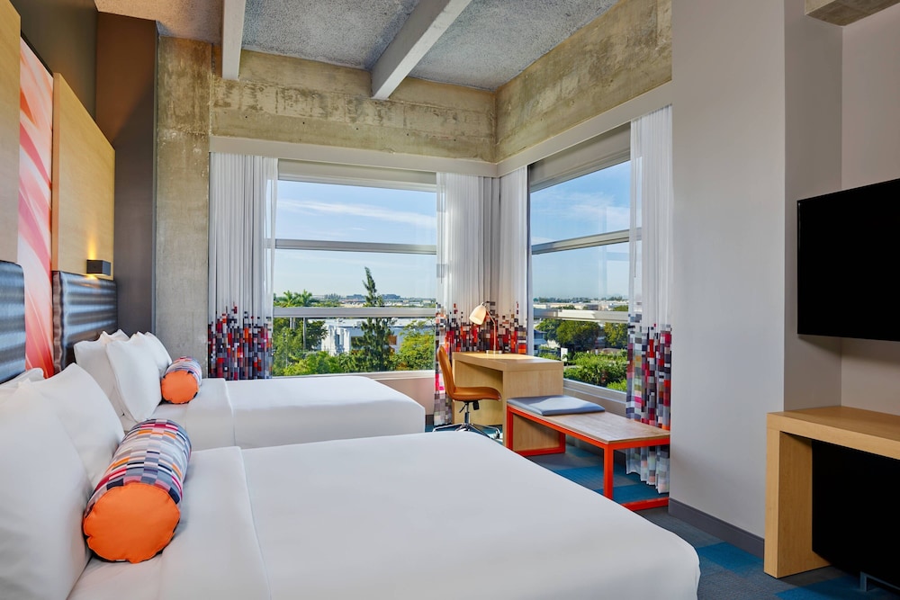 Room, 2 Queen Beds, Pool View, Accessible