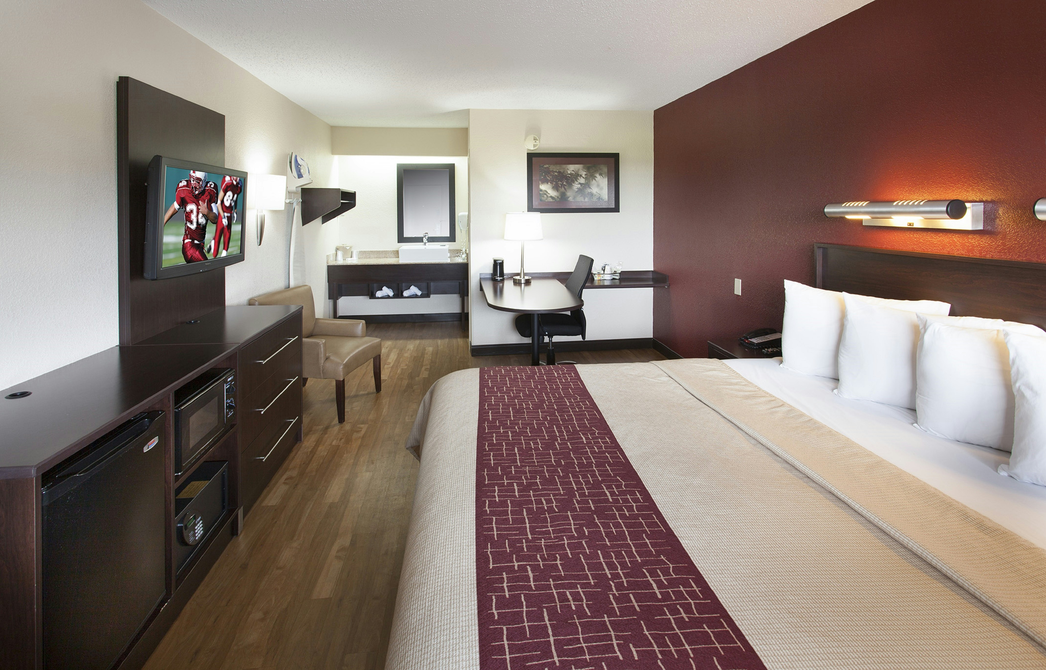 Non-Smoking Superior 1 King Bed, Micro-Fridge، Red Roof Plus Philadelphia Airport 2/6