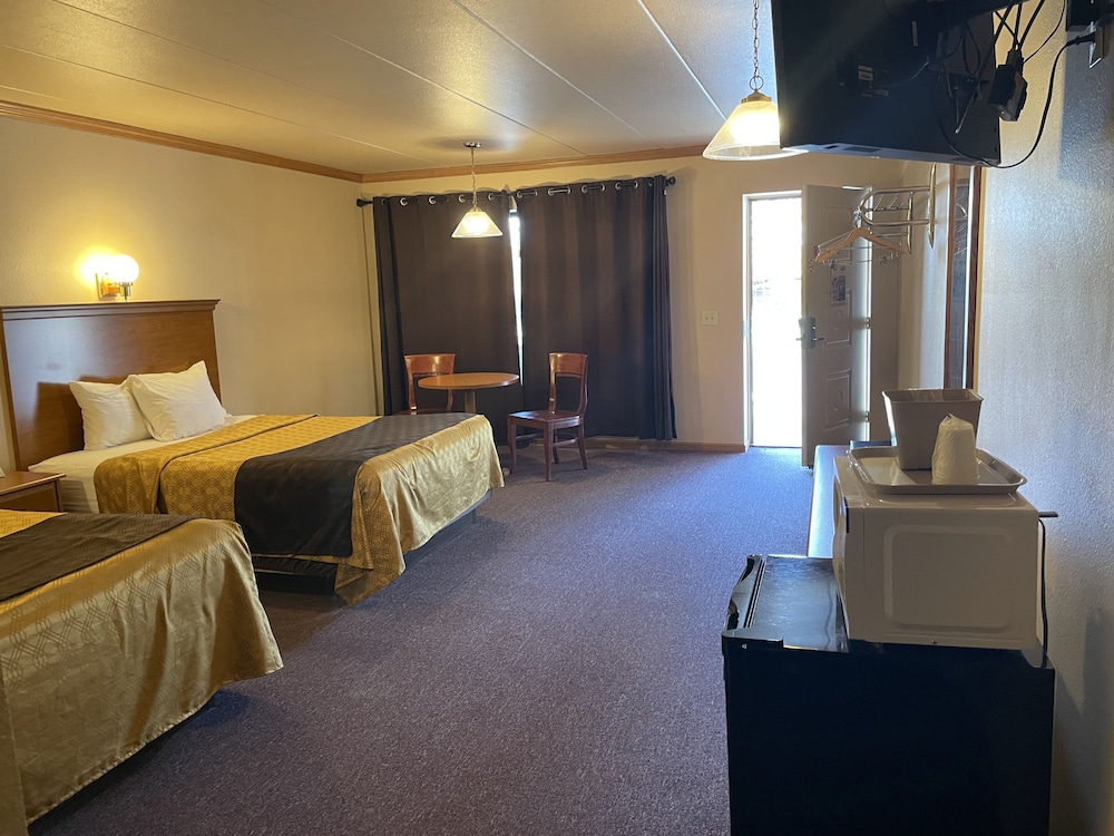 Amber s Inn & Suites 32/71