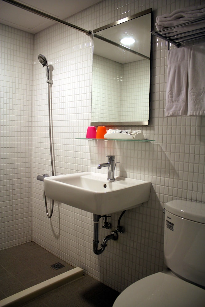Room, Twin Beds, No Window