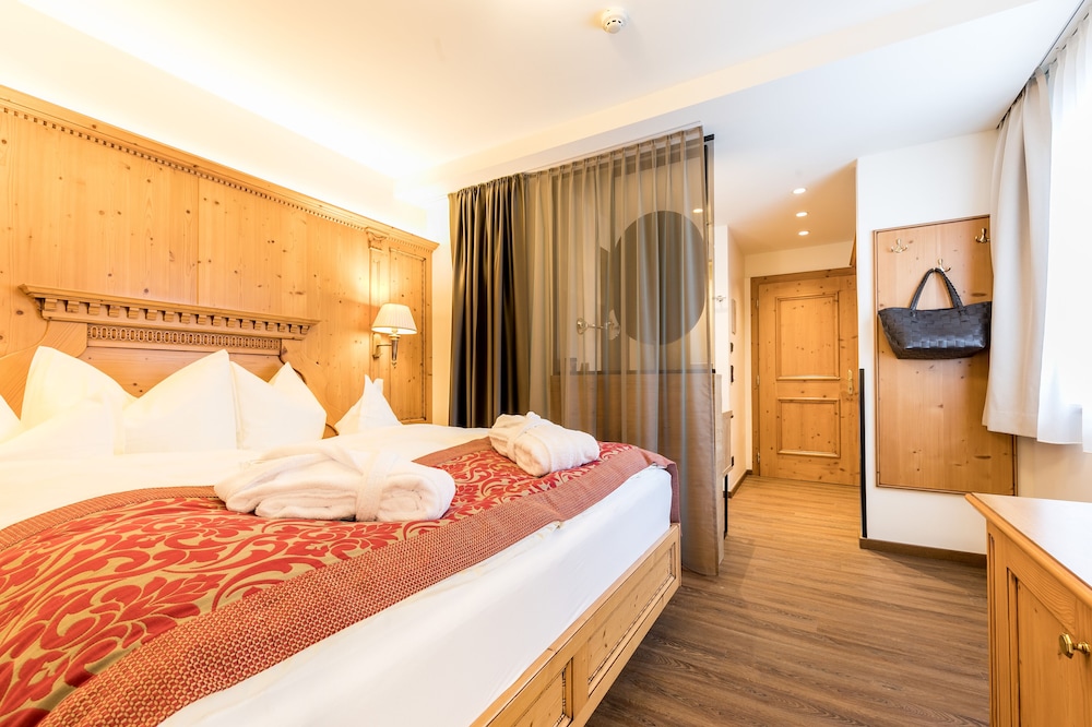 Traumhotel Alpina 12/49