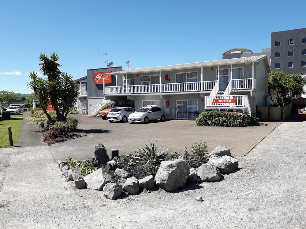 Lake Lodge Motel 47/51