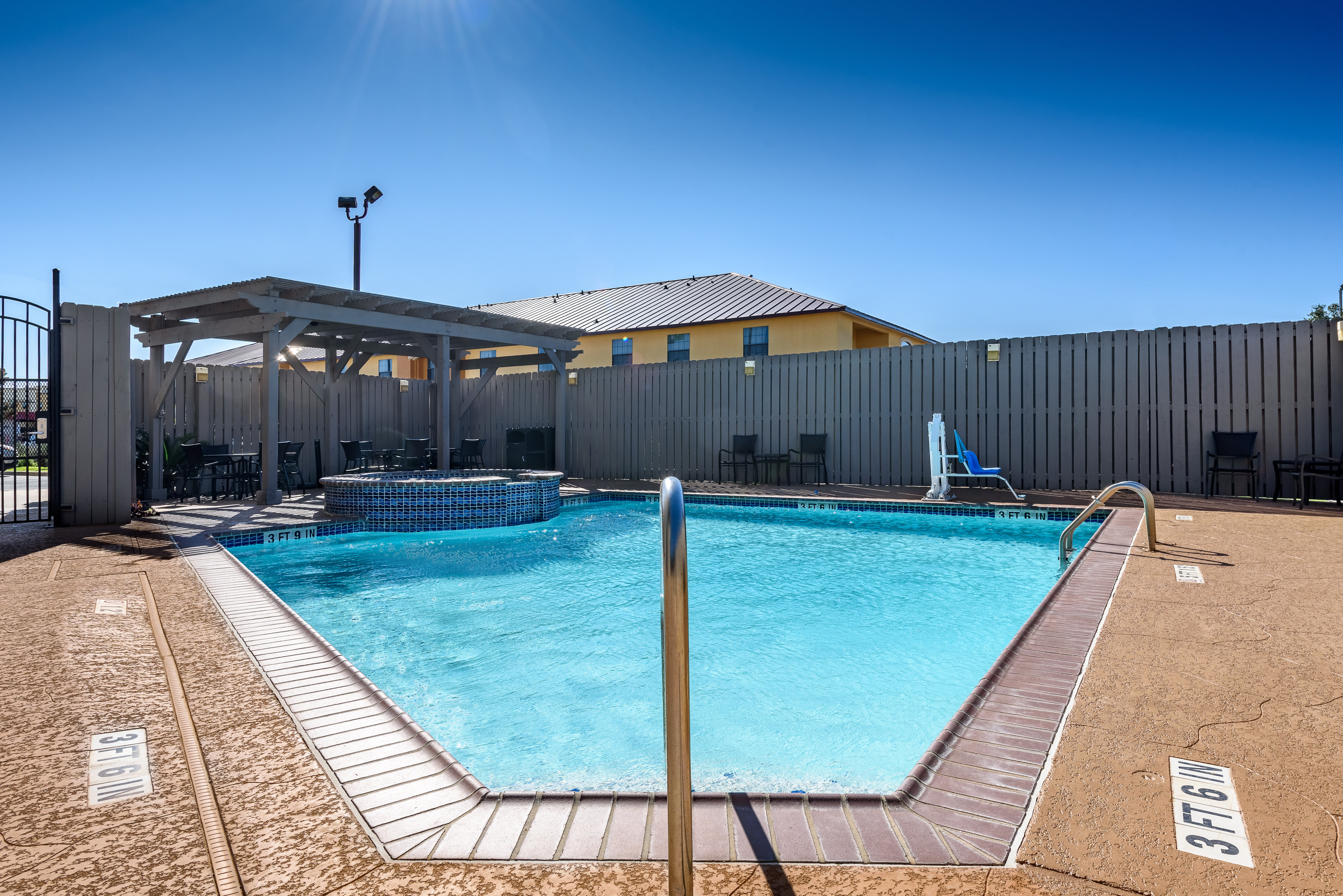 Holiday Inn Express Hotel Suites Bastrop 62/64