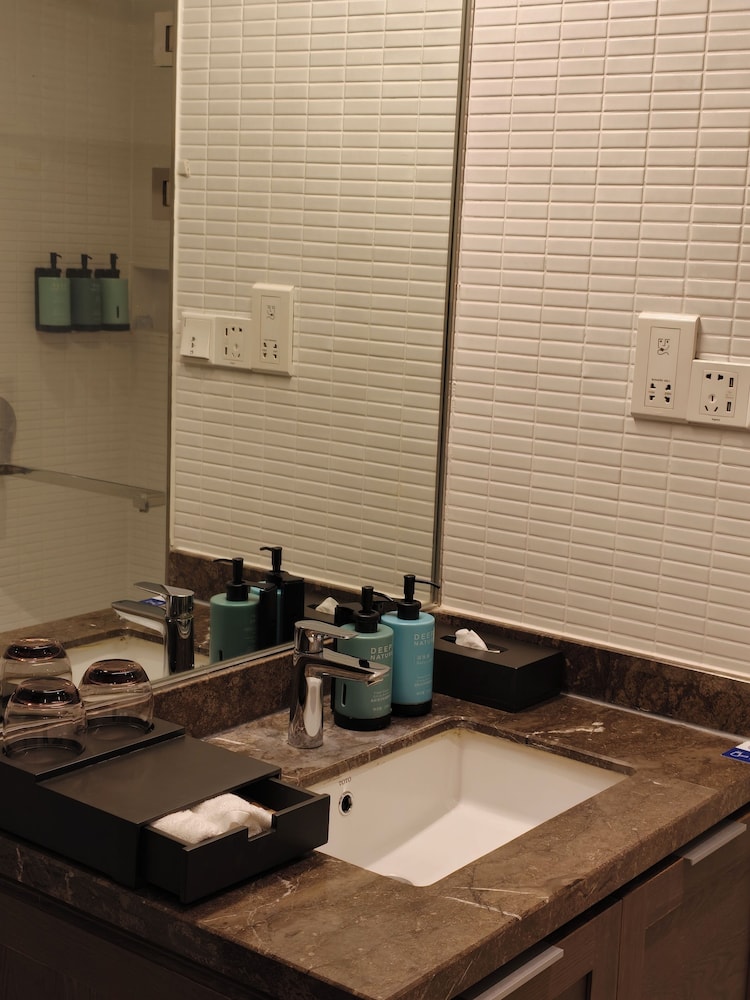 جناح ديلوكس بسرير مزدوج وسرير فردي، Novotel Suites Shanghai Hongqiao 5/5