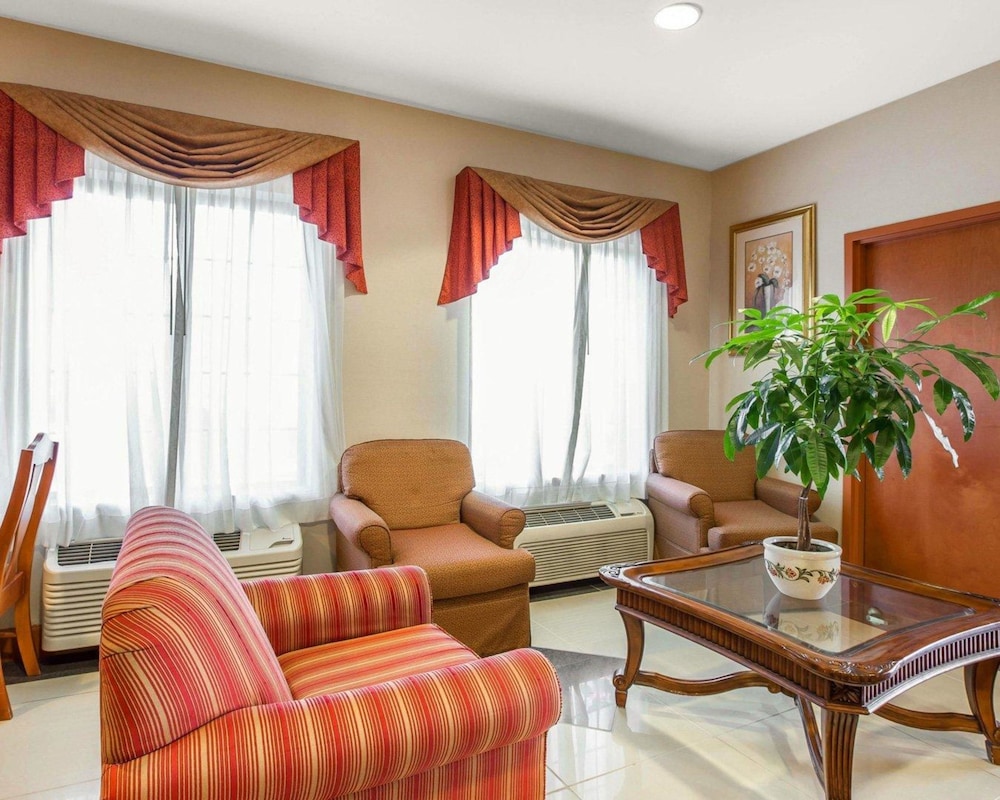 Econo Lodge Brunswick Travel Center 18/30