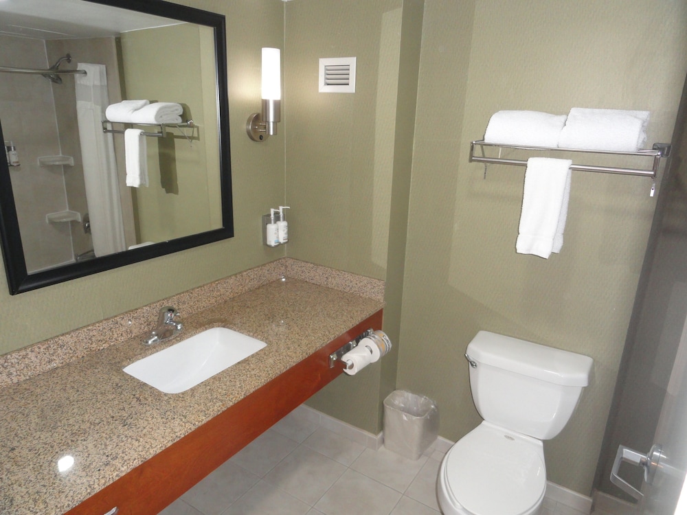 Holiday Inn Express Hotel and Suites Toluca Zona Aeropuerto 71/72