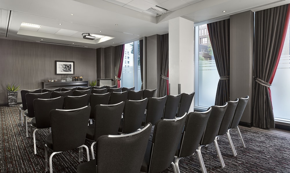 Doubletree By Hilton Hotel Woking 47/55