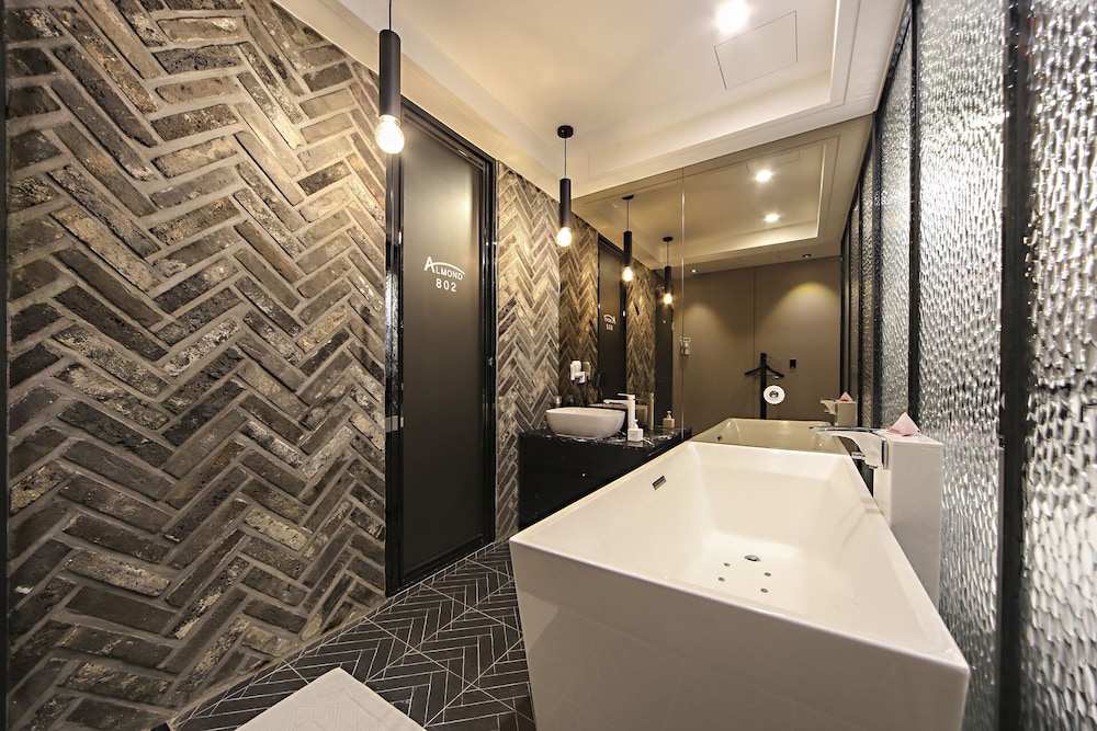 Masan Almond Hotel 36/43