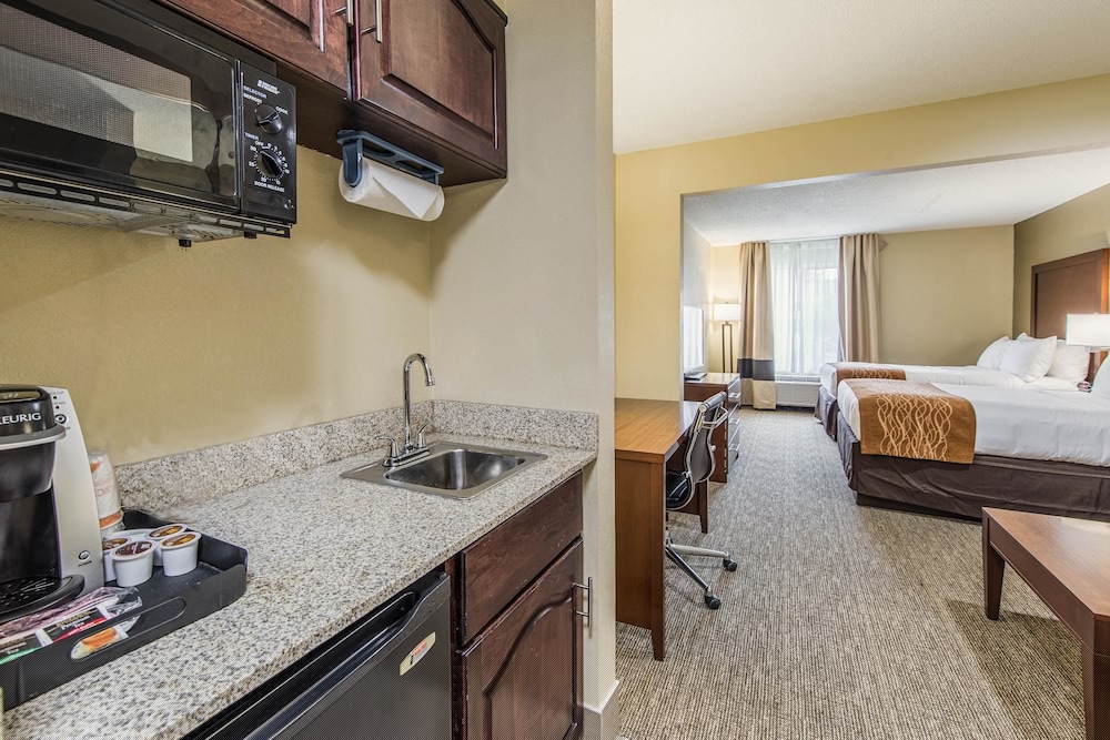Comfort Inn & Suites Greenwood Near University 54/66