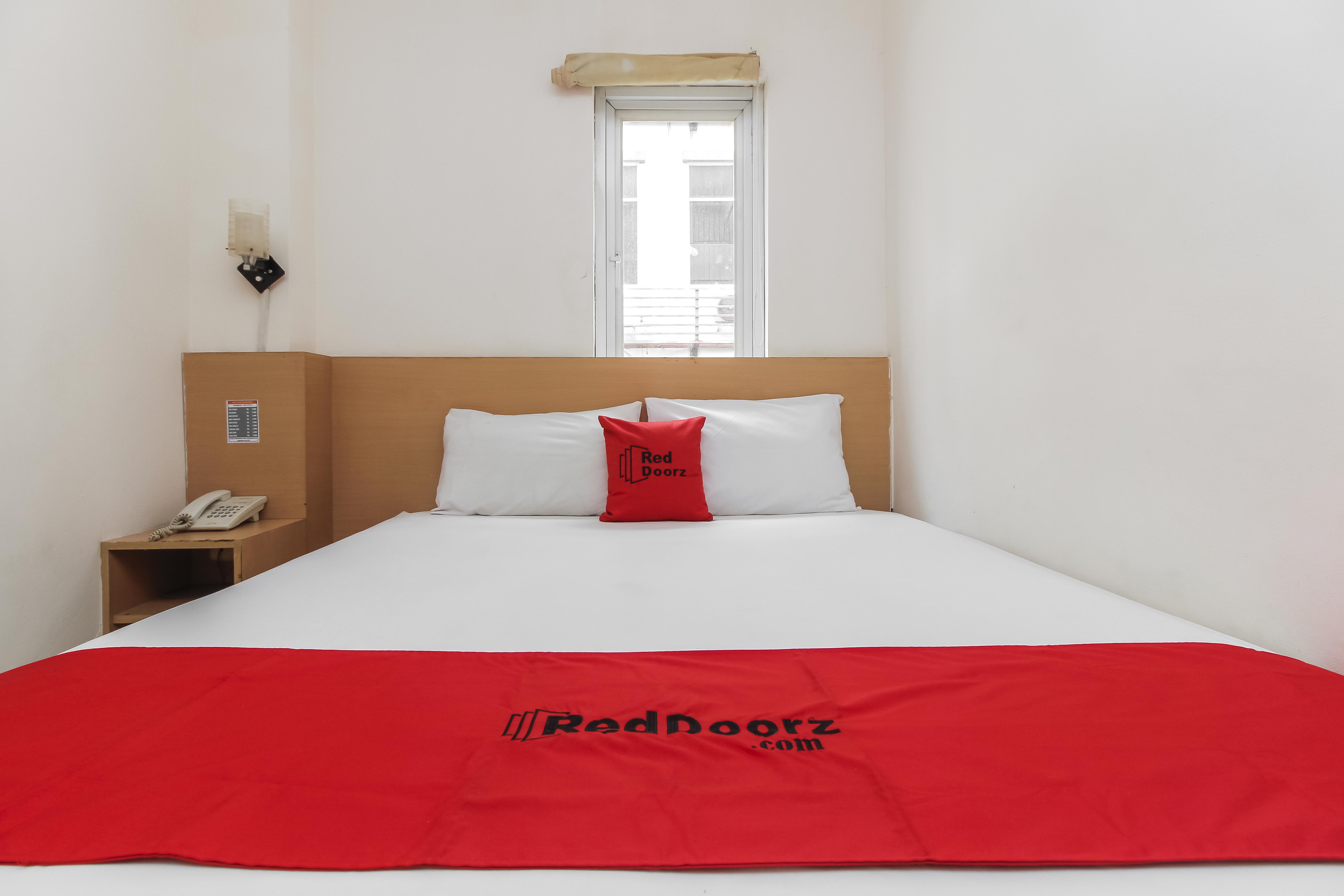 Reddoorz Plus Near Galaxy Bekasi 10/22