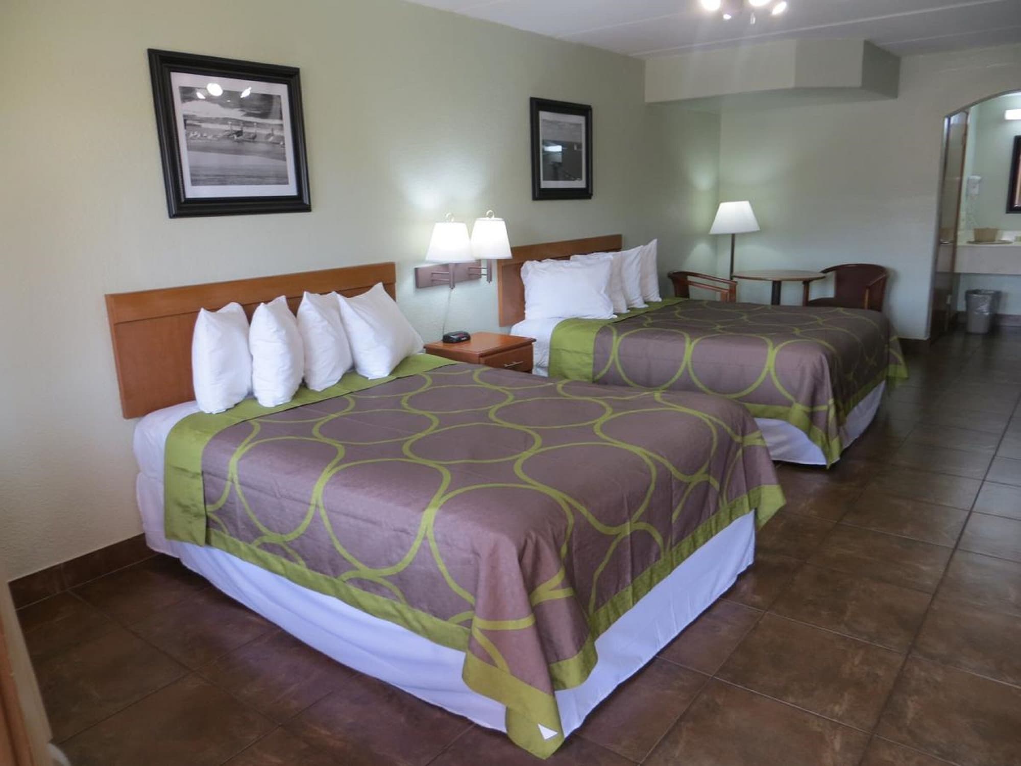 غرفة قياسية بسريرين كوين