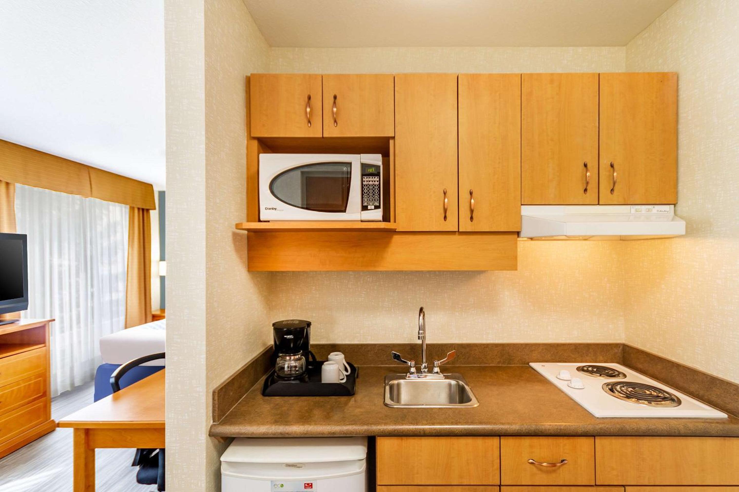 جناح بسرير كينج وسرير كوين مع أريكة في المبنى الرئيسي، Econo Lodge Inn & Suites Calgary - University 6/7