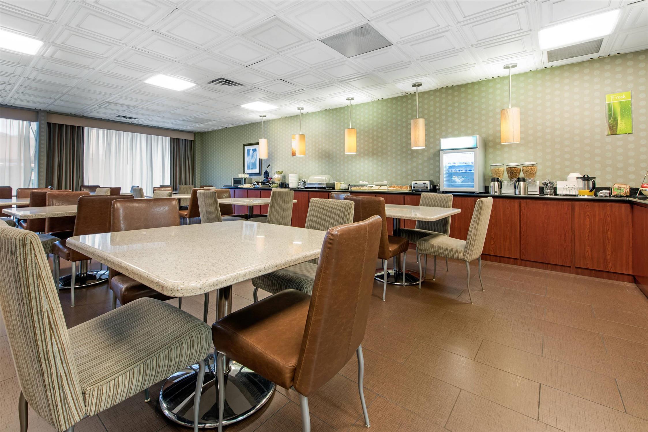 Quality Inn & Suites Charleston - Civic Center 26/28