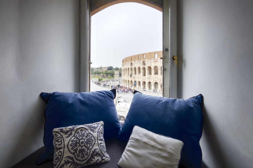 NO 9 COLOSSEO LUXURY SUITES 28/50