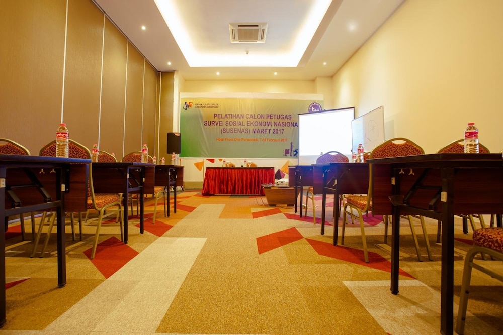 Front One Hotel Purwodadi 53/72