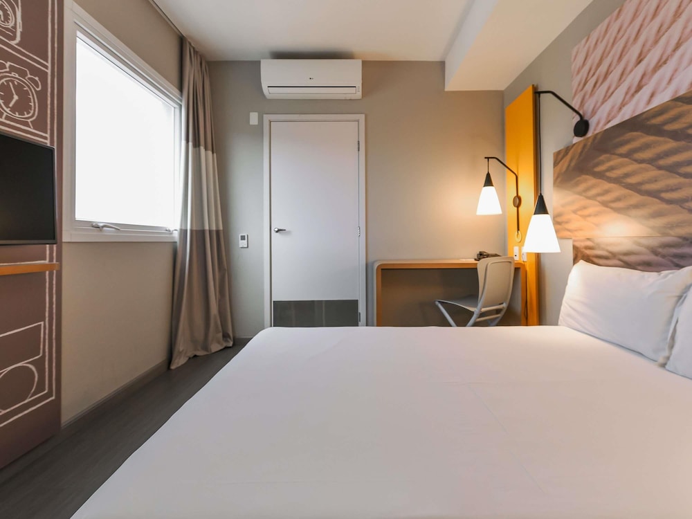 Ibis Jacarei 18/50