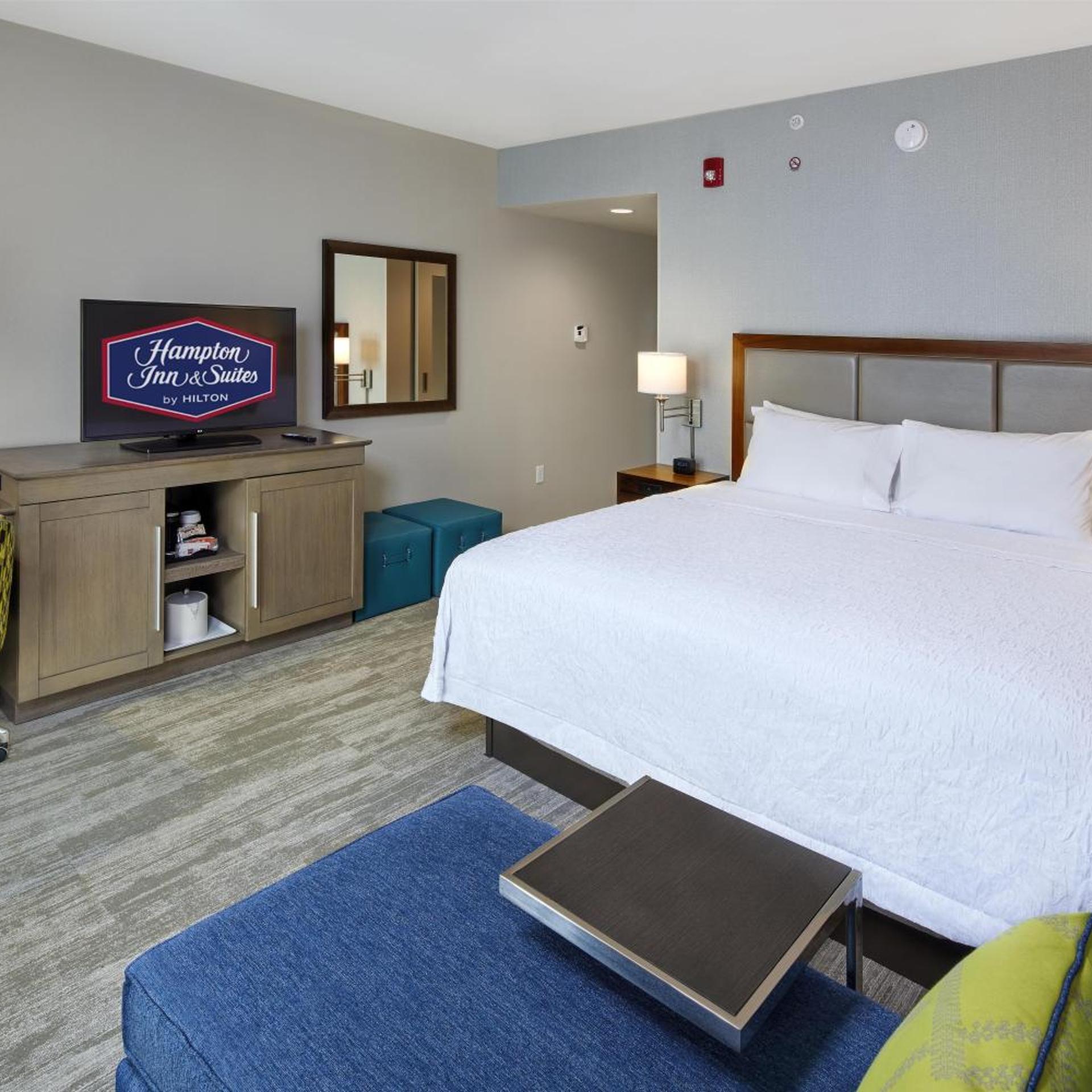 ROOM, KING BED, CITY VIEW