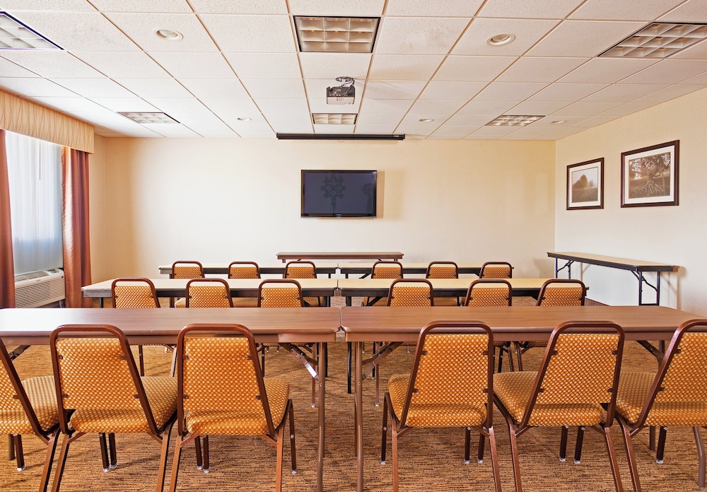 Holiday Inn Express Hotel Suites Byram 62/70