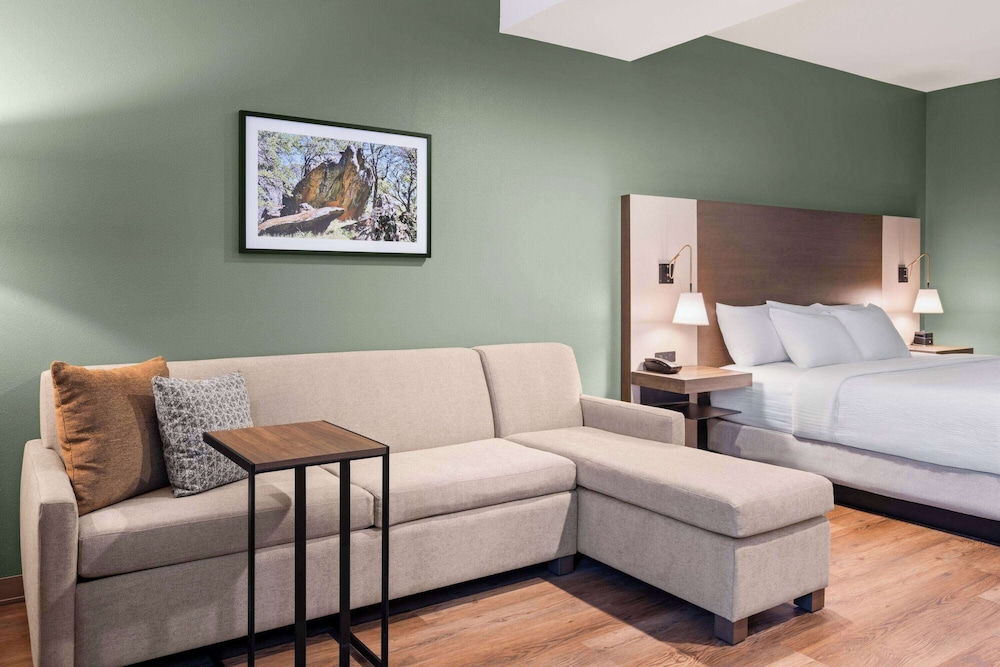 La Quinta Inn and Suites by Wyndham Lincoln 64/84
