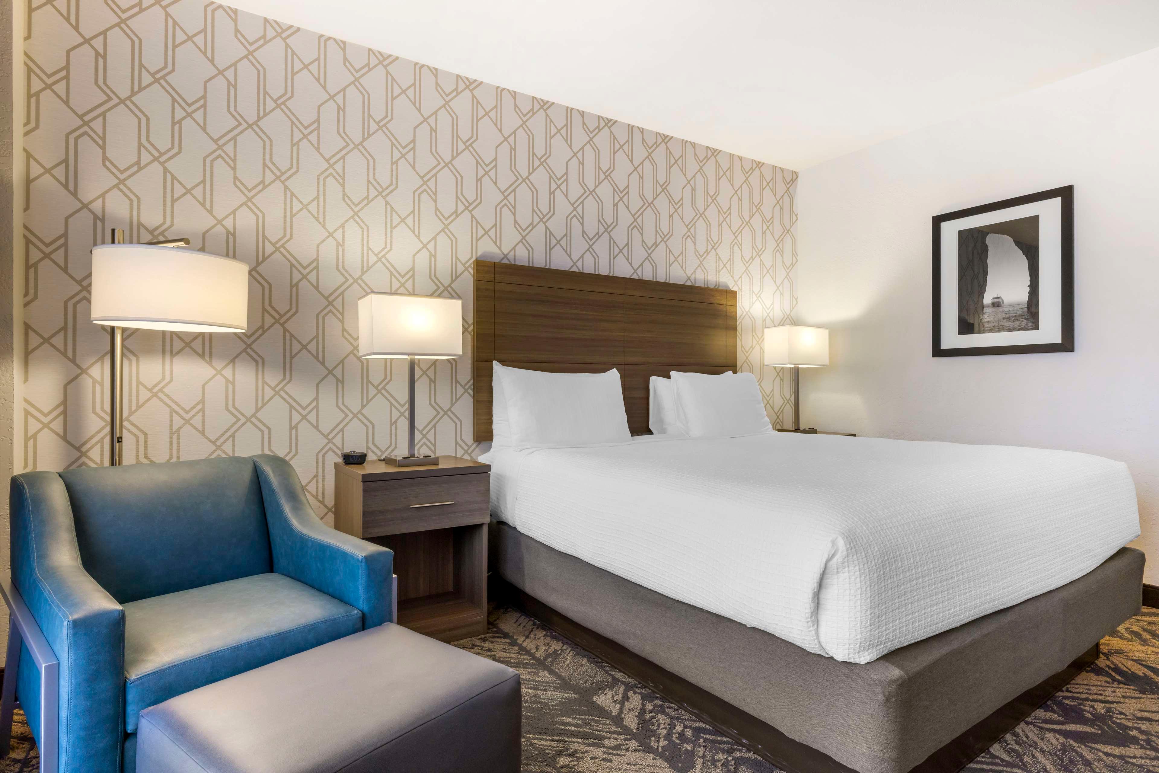 Room, King Bed, Partial Bay View, Balcony، Best Western Plus Bayside Inn 5/7
