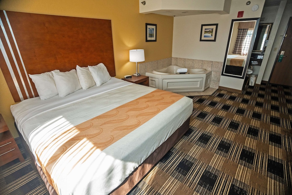SUITE, KING BED