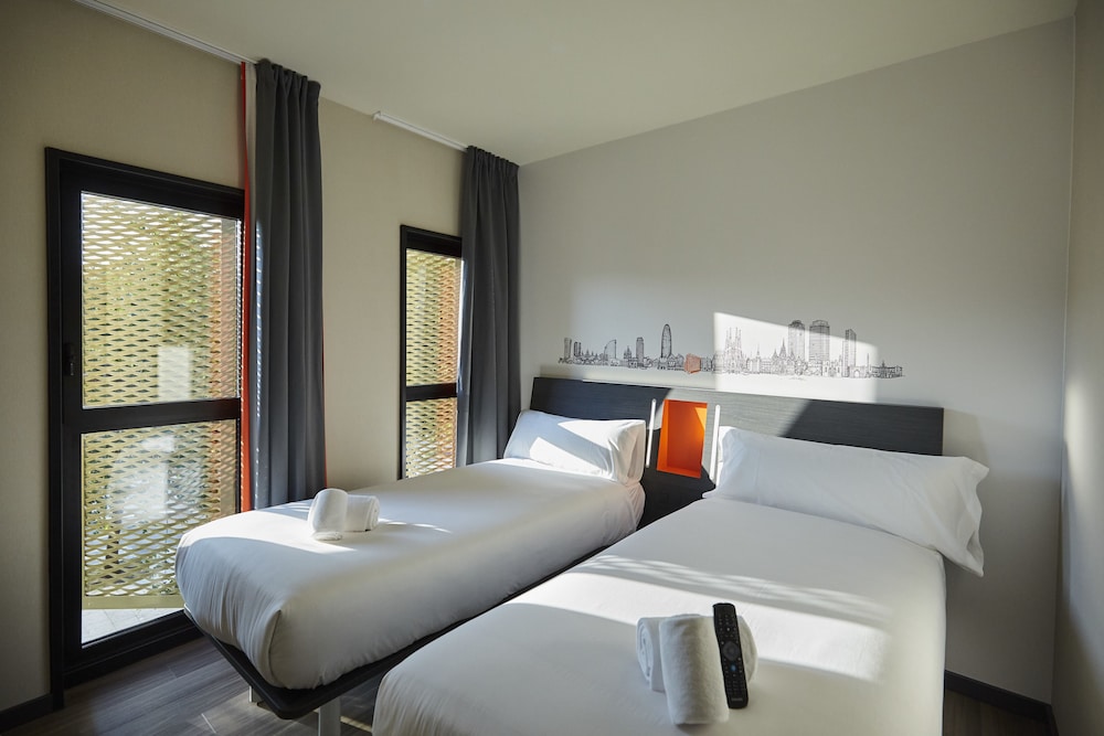 غرفة قياسية بسريرين منفصلين، easyHotel Barcelona Fira 5/10