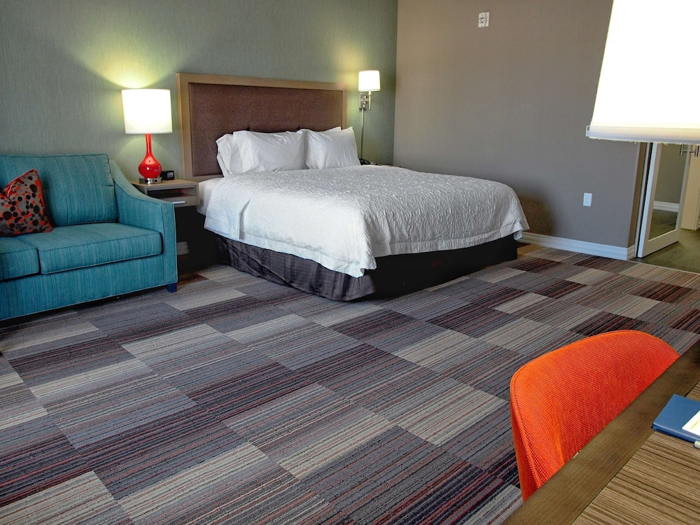 غرفة بسرير كينج مع أريكة بحوض استحمام لذوي الإعاقة، Hampton Inn Suites Moore Ok 2/3