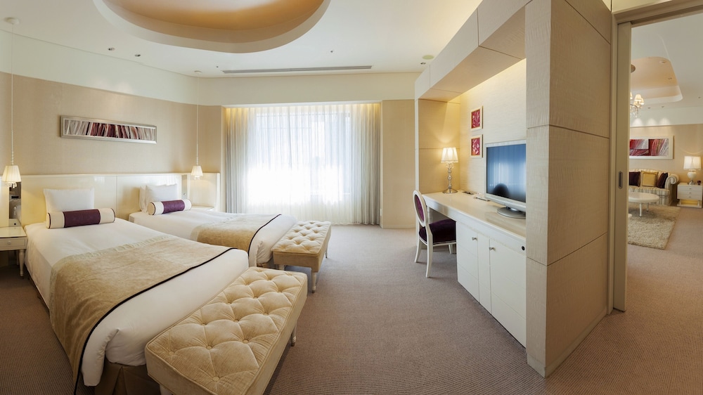 ROYAL, SUITE