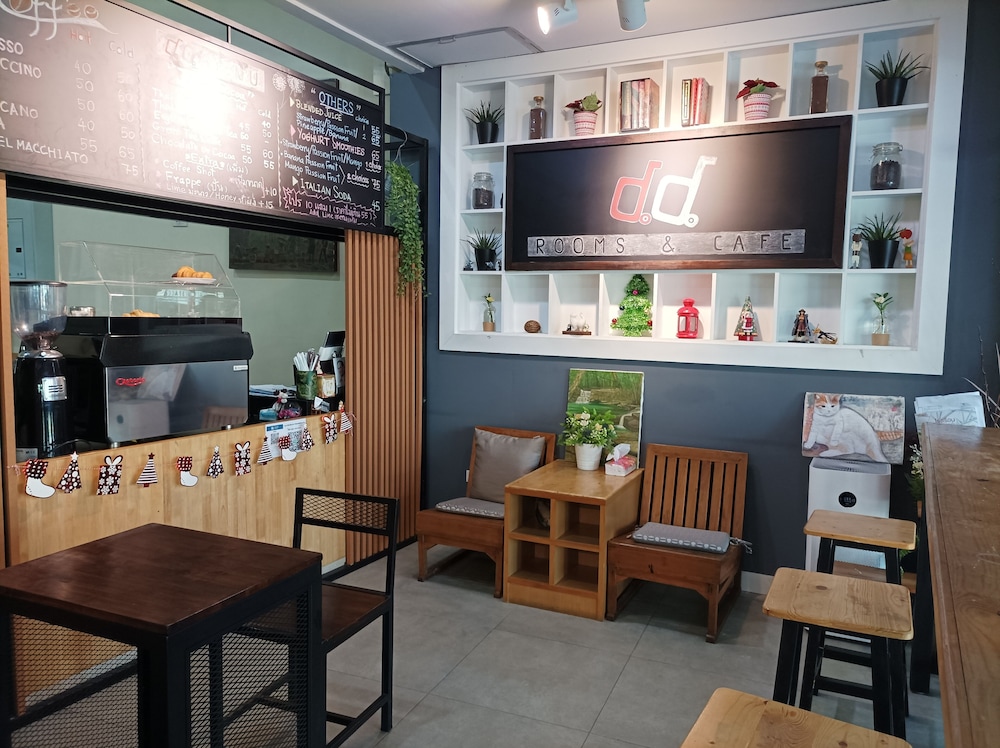 Double D Rooms & Cafe 49/59