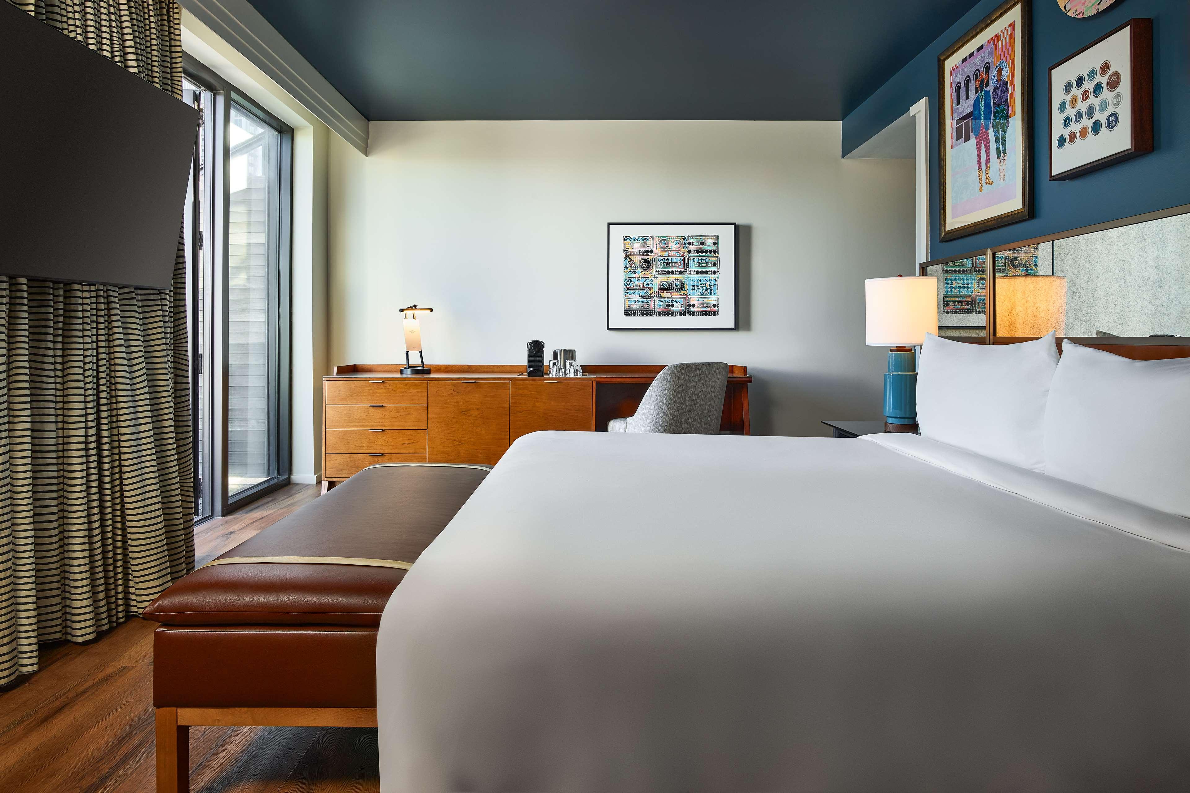 GUEST ROOM, KING BED, CITY VIEW, TERRACE, TOP FLOOR