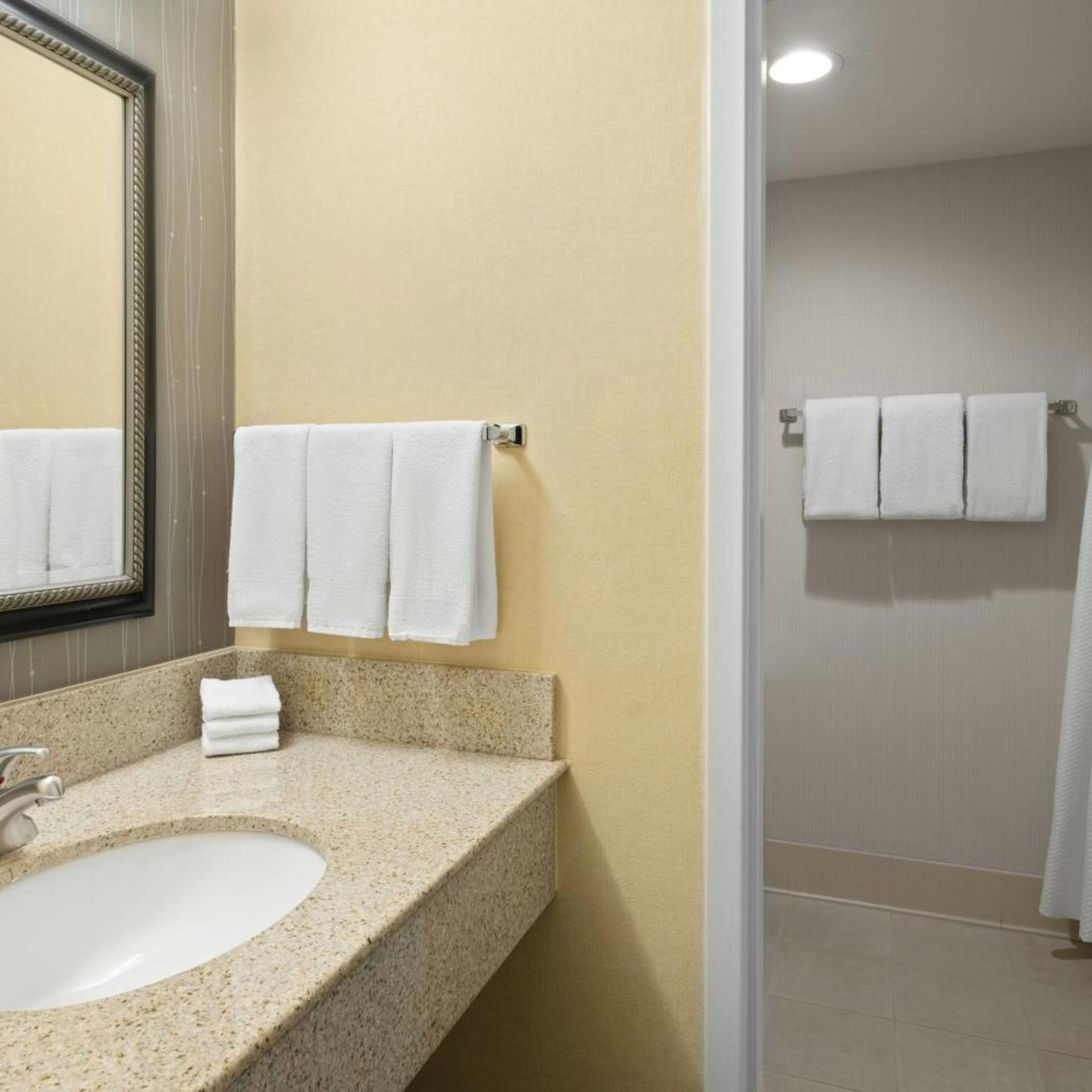 Room, 2 Double Beds, Courtyard Rockford 3/3
