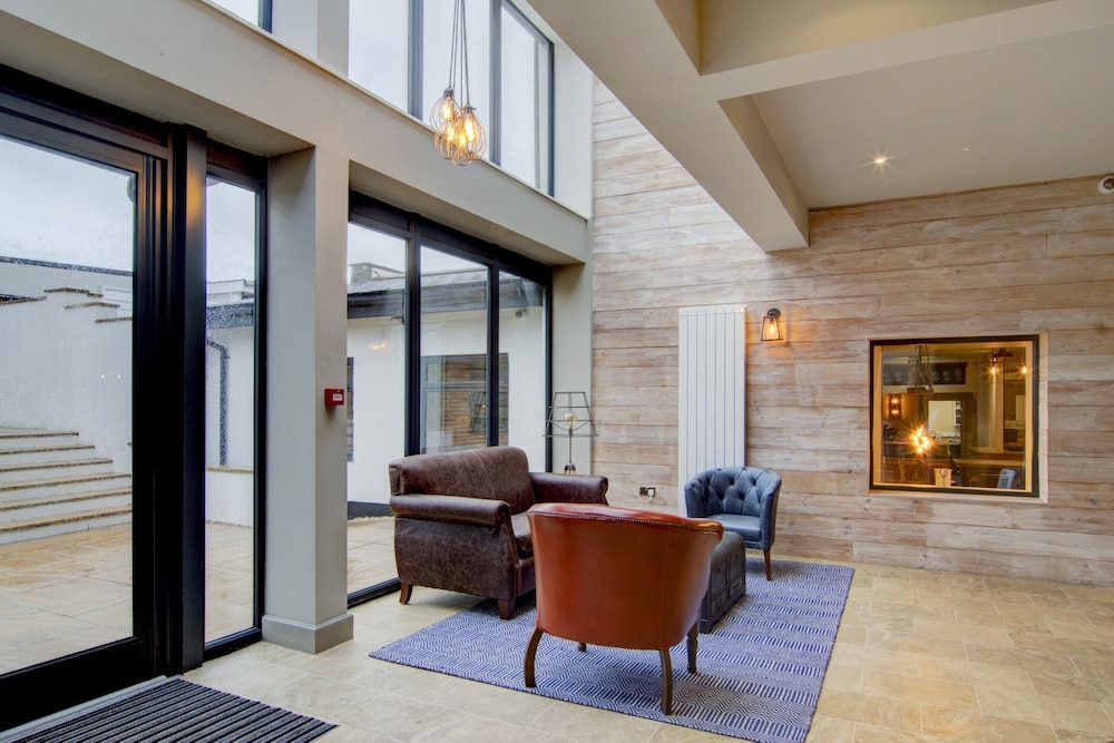 The Gissons Hotel 4/50