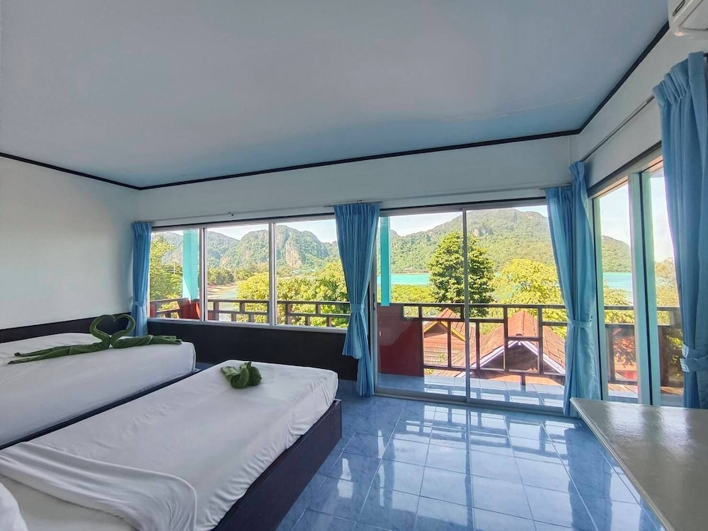 DELUXE, TRIPLE, SEA VIEW