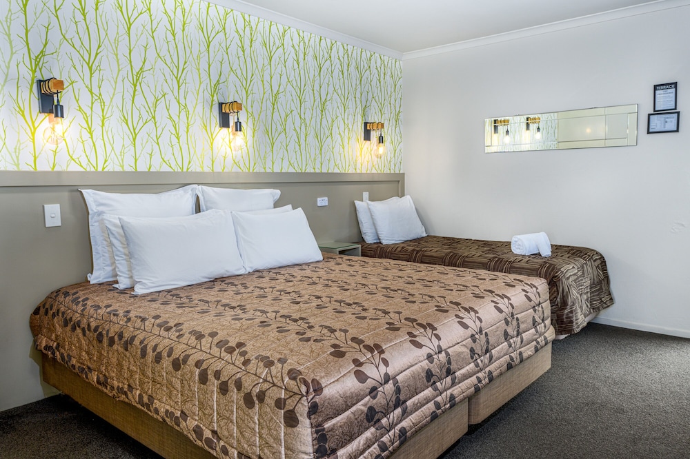 Studio, 1 King and 1 Single Beds, Kitchen