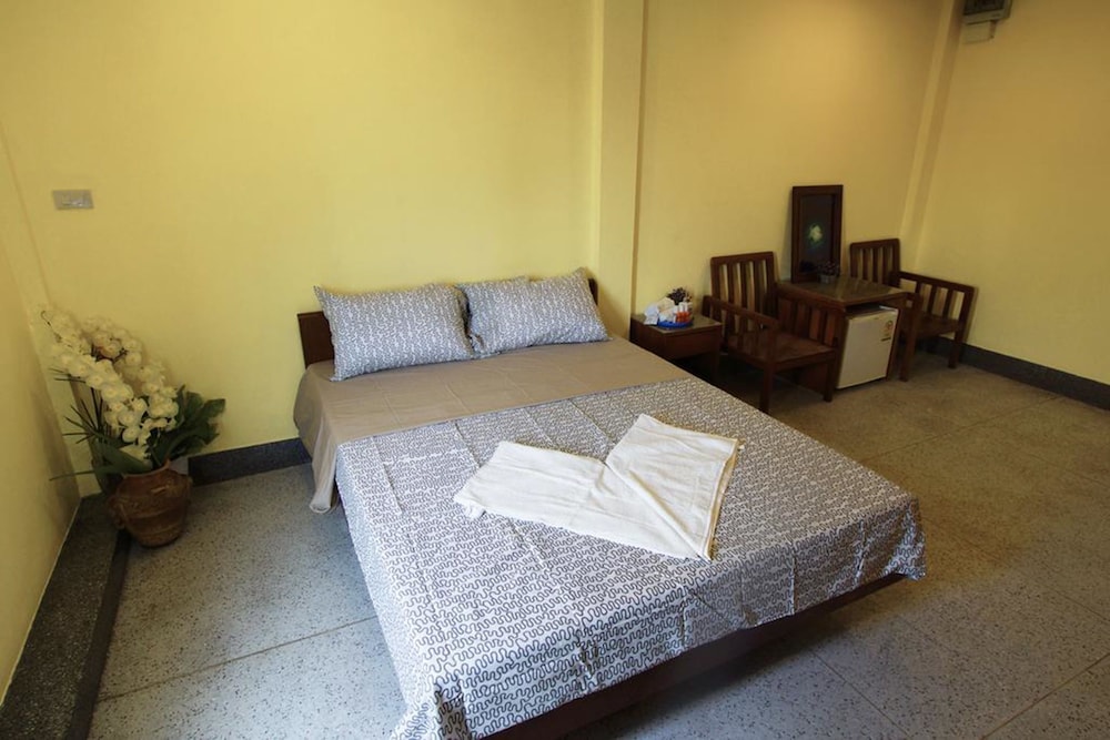 Sri Krungthep Hotel 24/77