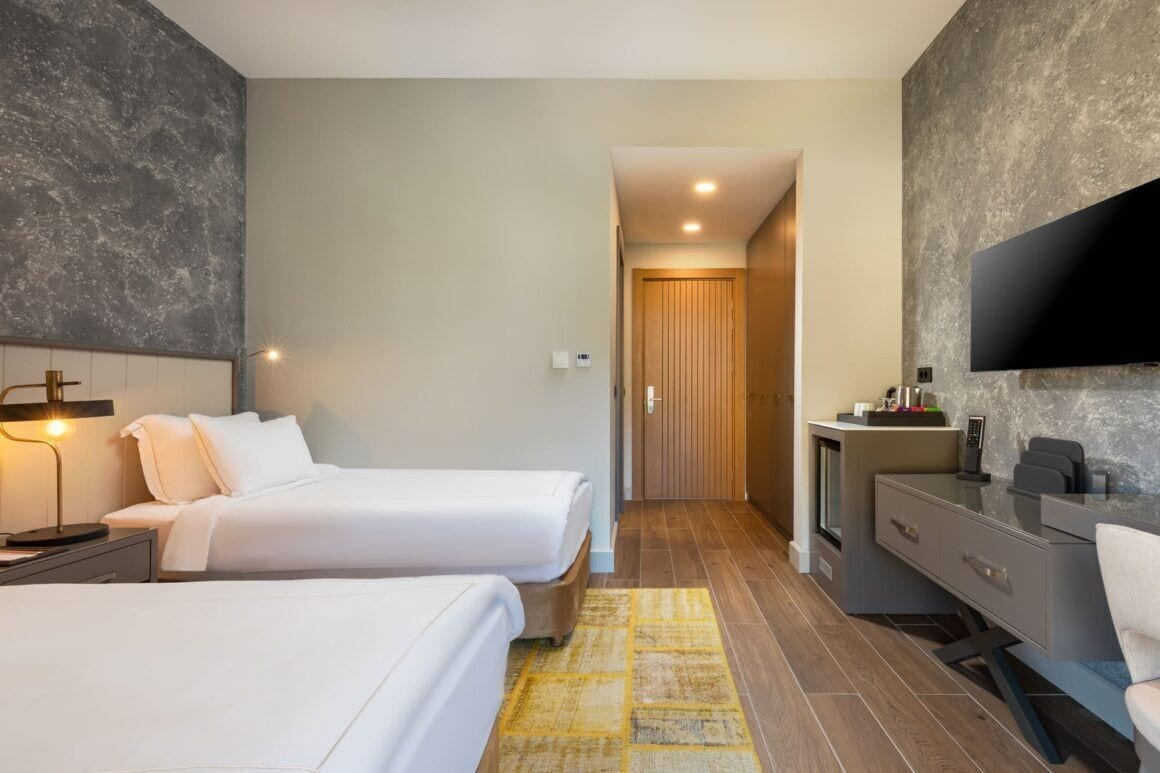 COMFORT ROOM MAINBUILDING LAND VIEW