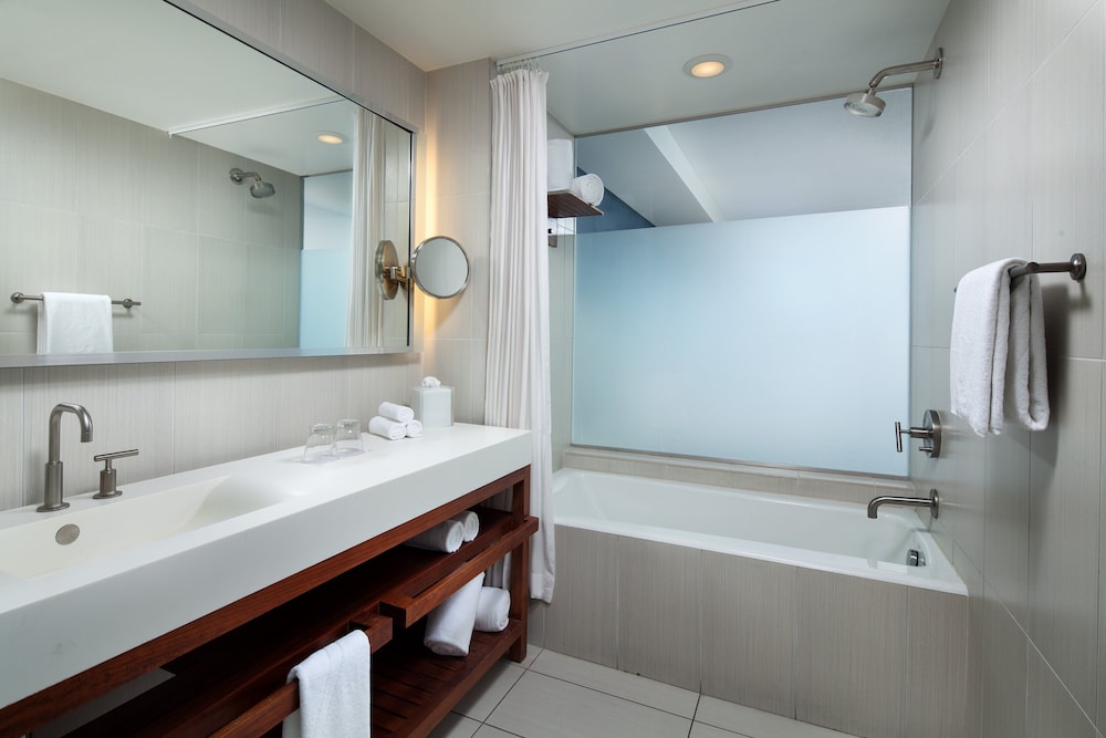 1 Bedroom, Suite, King Bed, Ocean Front, Sofa، W Fort Lauderdale 4/4