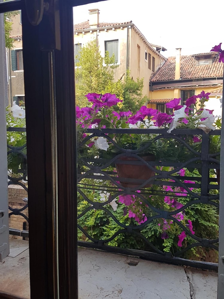 Friendly Venice Suites 42/48
