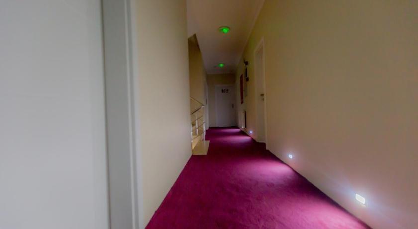 Rosso Hotel 10/20