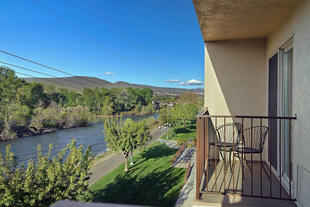 Oxford Suites Yakima 45/45