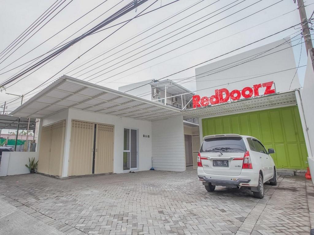 RedDoorz near Ciputra Golf Surabaya 46/50