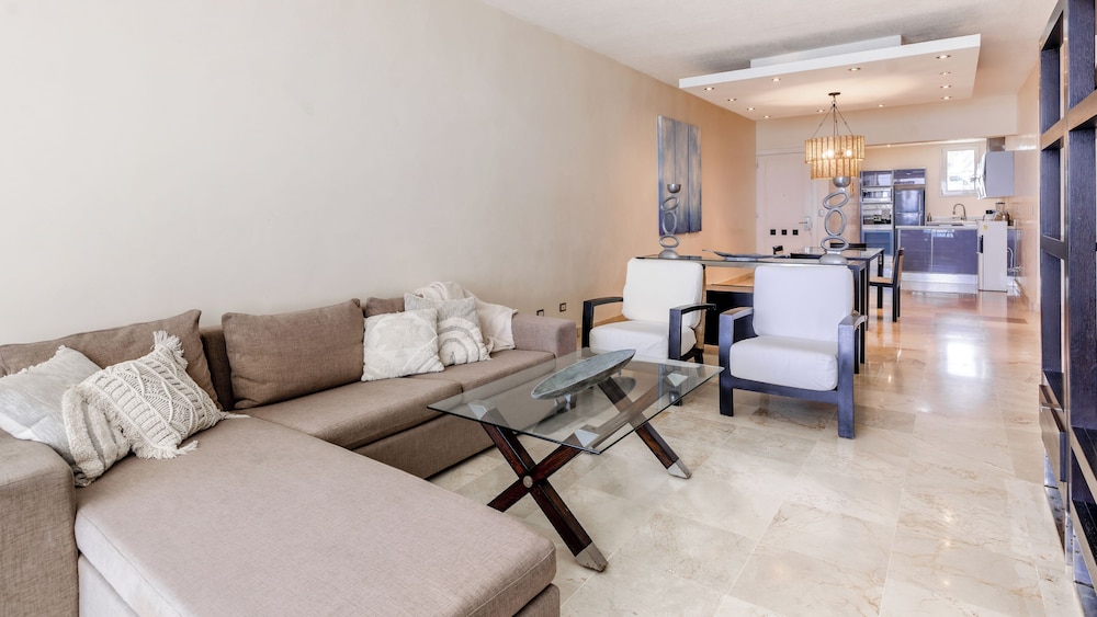 WATERMARK LUXURY OCEANFRONT ALL SUITE HOTEL 46/56