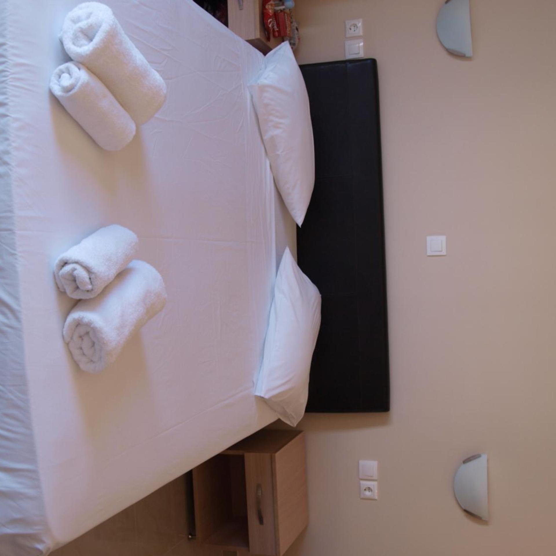 غرفة ثلاثية، CARINA HOTEL 2/3